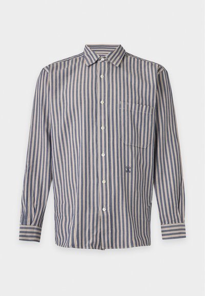 Chemise à manches longues boutonnée avec des rayures verticales bleues et blanches et une poche poitrine sur fond blanc.