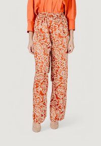 Patroon oranje broek met een witte bloemenmotief, voorzien van een elastische tailleband en een rechte pijp. Gladde stoftextuur.