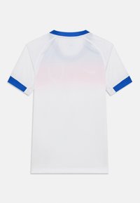 Hvit idrettstrøye med blå detaljer på ermene og kragen. Har et gradient-design med lysere nyanser mot bunnen. Pustende materiale.