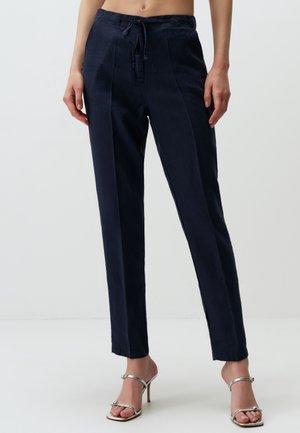 Pantaloni in misto lino blu navy con vita regolabile, gambe dritte e pieghe frontali. Presentano una texture liscia e un design pulito.