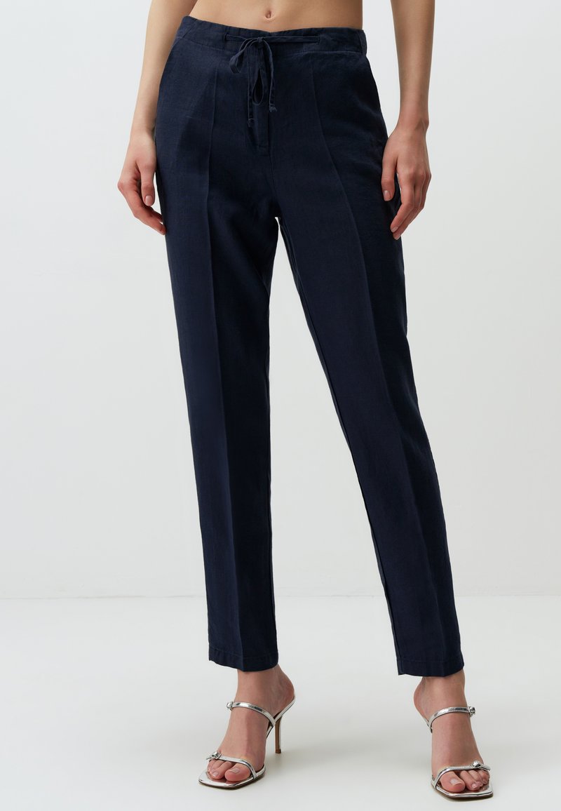 Navy linnenmix broeken met een trekkoord in de taille, rechte pijpen en voorplooien. De broek heeft een zachte textuur en een strakke uitstraling.