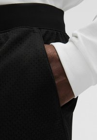 lululemon DOUBLE-LAYERED MESH LINERLESS 18CM - Kurze Sporthose - black black black