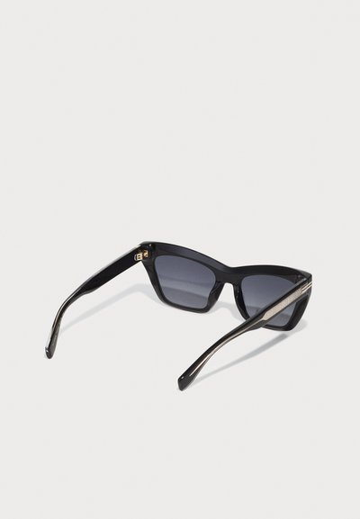 Zwarte cat-eye zonnebril met grijze lenzen, glanzende afwerking en tekstuurdetails op de veren. Bevat gouden hardware-accenten.