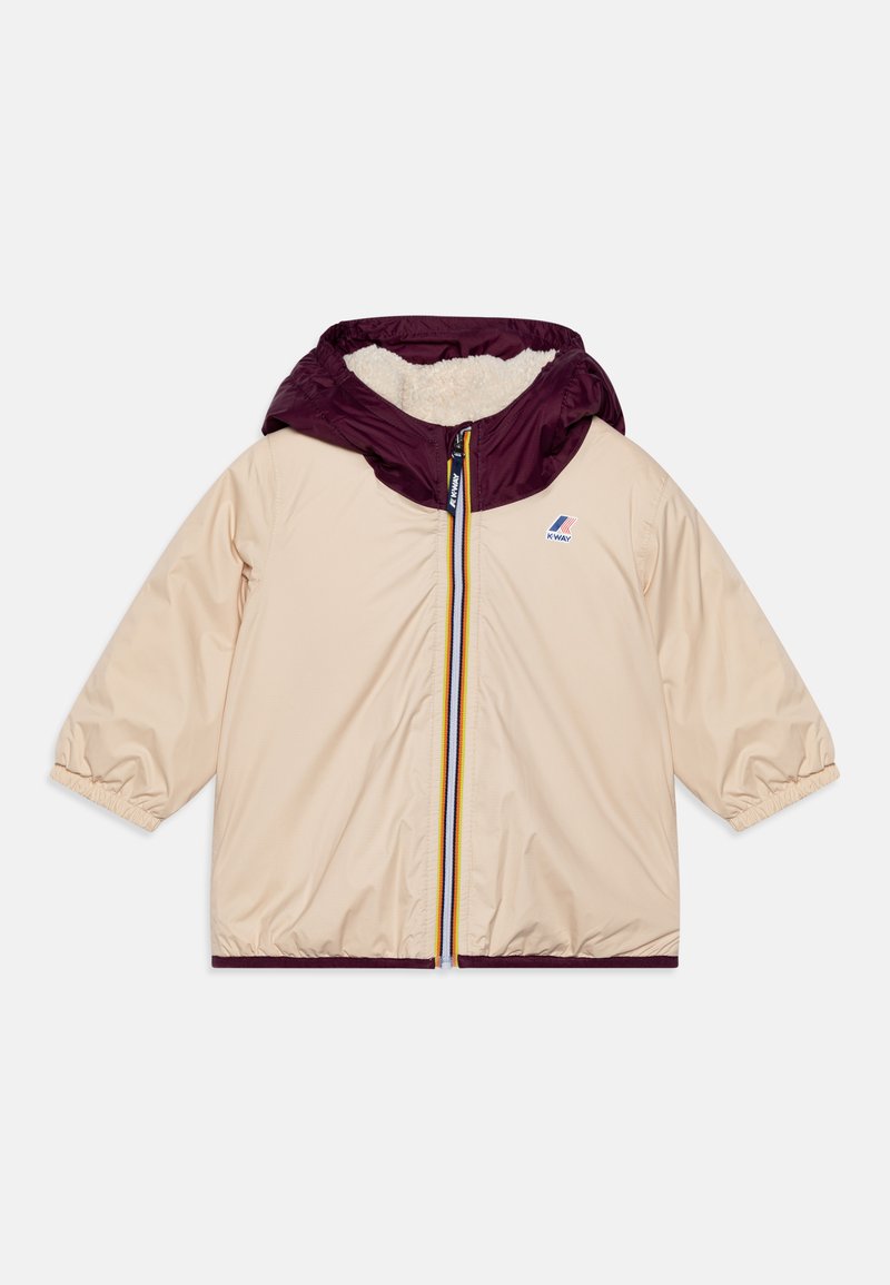 Giacca esterna beige con cappuccio borgogna scuro. Presenta una cerniera frontale con una striscia multicolore e polsini elasticizzati. Foderata in pelliccia sintetica.