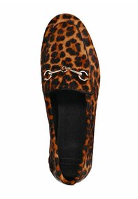 Luipaardprint instap schoenen met een textuur van bont aan de buitenkant. Voorzien van zilveren hardware accenten aan de voorkant en een binnenkant van zwart leer.