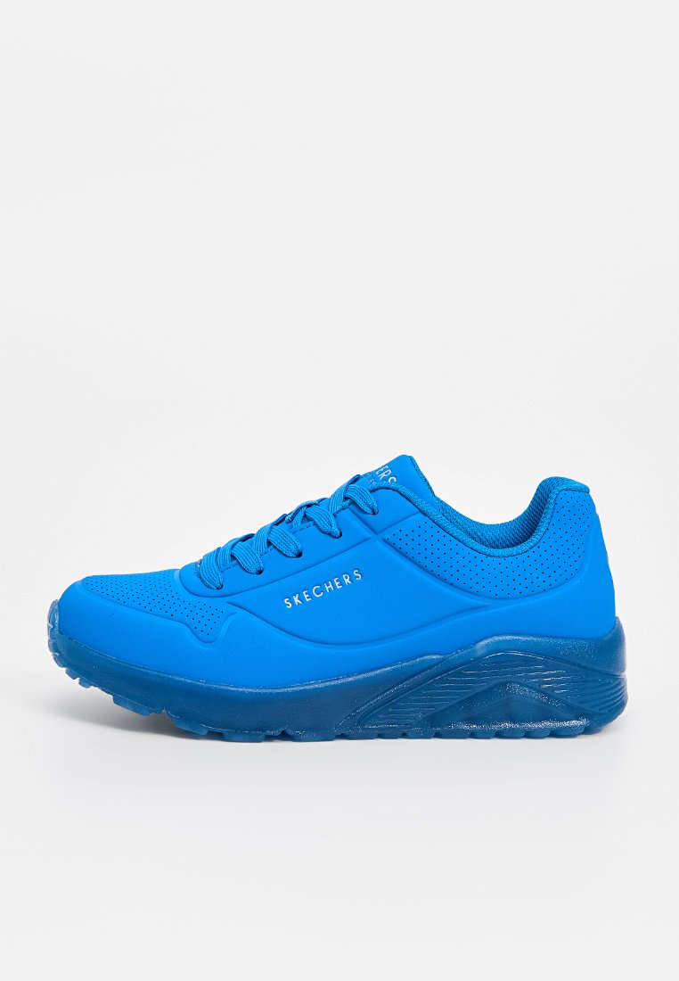 Scarpe da atletica di un brillante blu, con una parte superiore in sintetico liscio, perforazioni per la traspirabilità e una suola spessa e trasparente. Presentano lacci e logo.
