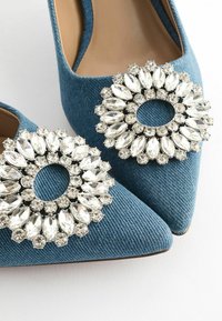 Next FOREVER COMFORT JEWEL TRIM KITTEN - REGULAR FIT - Klasické lodičky - denim