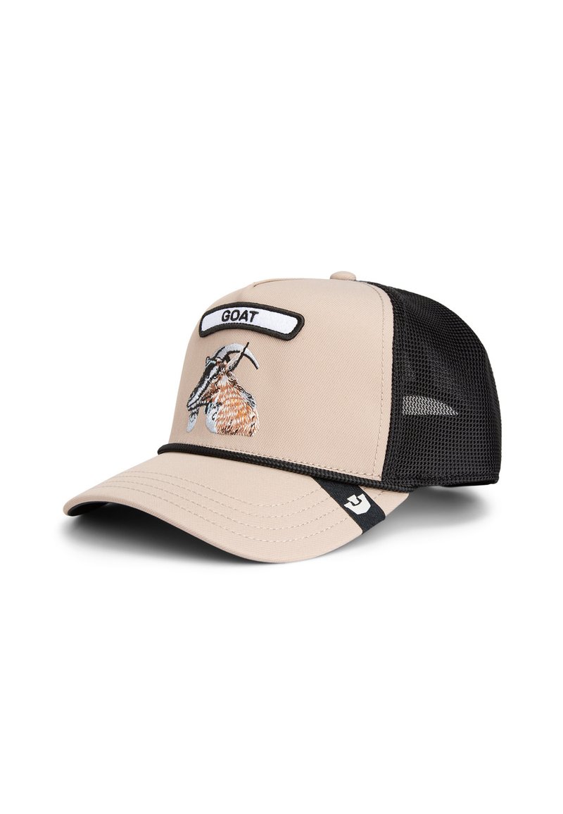 Gorra de béisbol beige con parte trasera de malla negra, que presenta un diseño de cabra bordado y un parche "GOAT" en el frente. Visera curva, correa ajustable.