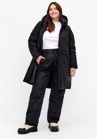 Zizzi WITH ADJUSTABLE WAIST - Zimný kabát - black