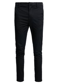 Pantaloni neri slim-fit realizzati in tessuto tessuto. Presentano quattro tasche e una chiusura con zip, con una texture liscia e una leggera lucentezza.