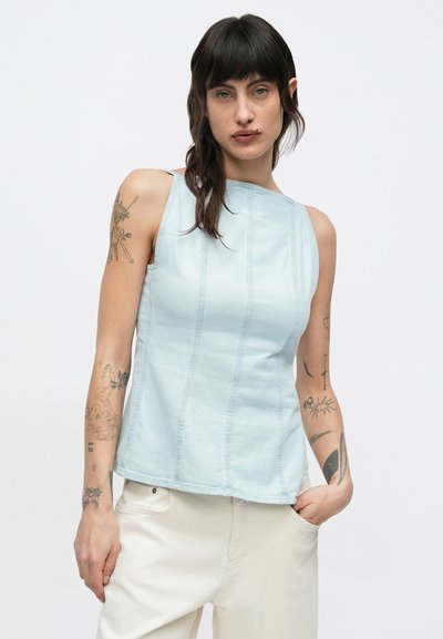 Haut en denim bleu clair avec un col montant et un design sans manches. Présente des coutures verticales et une forme légèrement évasée.