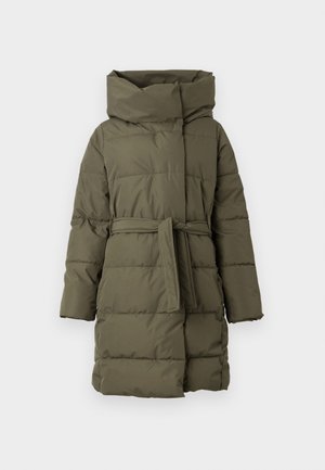 Gewatteerde parka in olijfgroen, met een hoge hals, ceintuur in de taille, lange mouwen en een horizontaal afgestikte structuur.