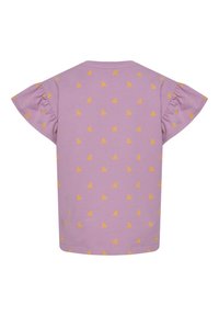 Lilla T-shirt med kortærmer og gul sommerfugl mønster; flæser ved ærmekanterne; blødt bomuldsstof; afslappet pasform.