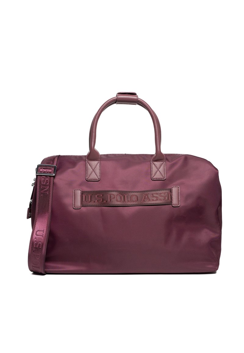 Tummanpunainen nailonista valmistettu duffel-laukku, jossa on kaksinkertaiset kahvat ja säädettävä olkahihna. Laukussa on vaakasuora paneeli, johon on painettu kohokuvioitu logo, ja sen pinta on sileä.