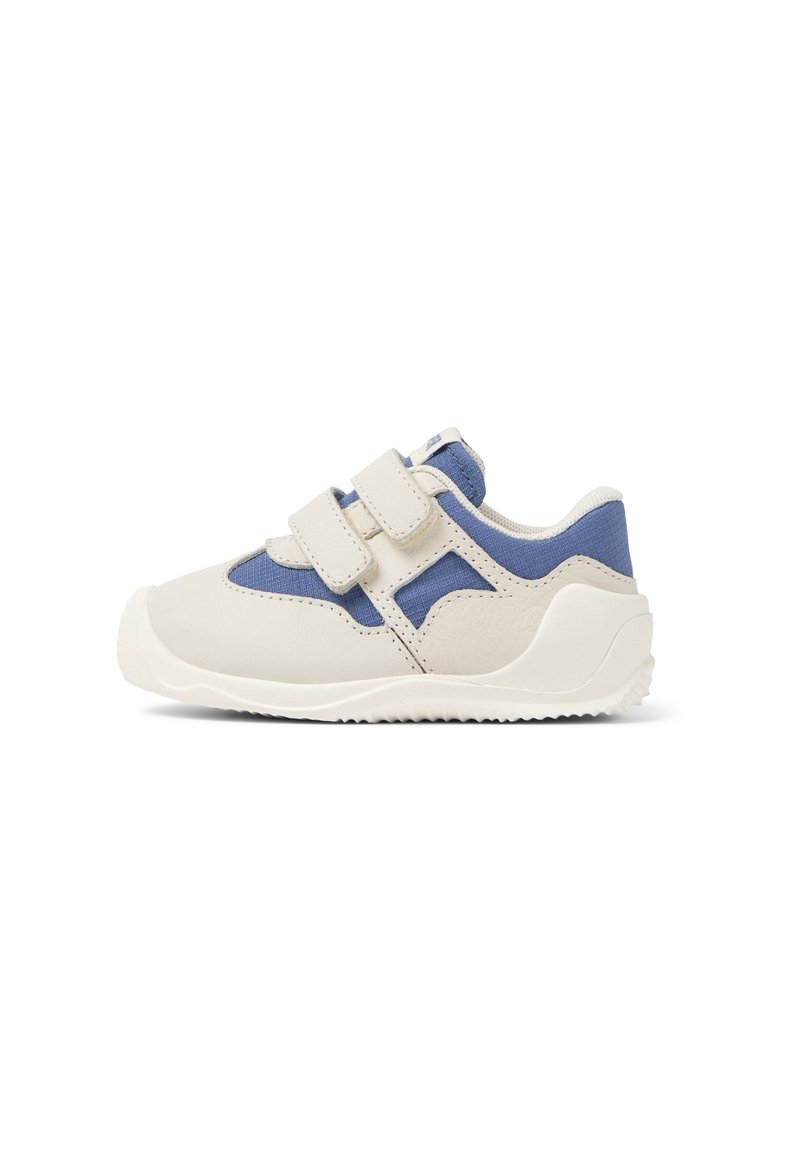 Sneakers per bambini in beige e blu, con una tomaia sintetica liscia, doppi cinturini regolabili e una suola in gomma testurizzata.