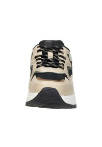 Beige en zwarte sneaker met textuurstof, contrasterende patronen, ronde neus en vetersluiting. Beschikt over een geavanceerde zool en unieke accenten.