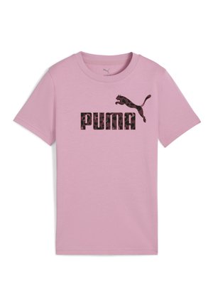 T-shirt en coton rose avec un logo "PUMA" en camouflage sombre et un graphique de puma bondissant, manches courtes et col rond.
