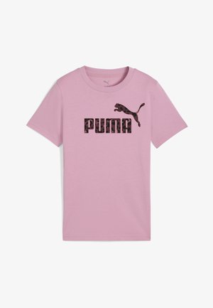 Camiseta de algodón rosa con un logo de "PUMA" en camuflaje oscuro y gráfico de puma saltando, mangas cortas y escote redondo.