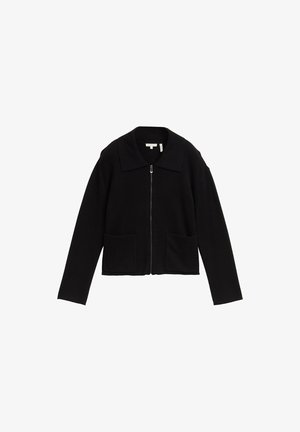 Juoda trumpa striukė su apykakle, priekiu užtraukiama, ilgomis rankovėmis ir dviem priekiniais kišenėmis. Strukturizuota medžiaga su švariu dizainu.