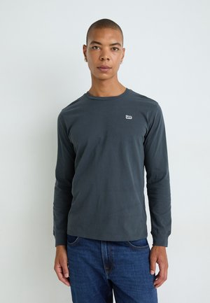 T-shirt a maniche lunghe di colore grigio scuro, realizzato in morbido cotone, con un piccolo logo bianco Lee sul petto e colletto girocollo standard.