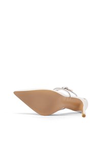 Sandal con tacco alto bianco, punta affilata e sottili cinturini d'argento. La suola è beige con un motivo testurizzato. Presenta un delicato dettaglio a fiocco.