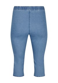Pantalones capri de mezclilla con cintura elástica, color azul claro, ajustados en las piernas y con una textura suave sin patrones visibles.