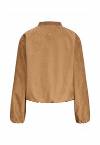 Brun bomberjakke i ruskind med ribbet krave, elastisk talje og lange ærmer, der har en blød tekstur og minimalistisk design.