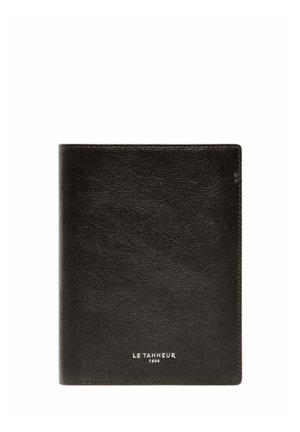 Schwarze Ledergeldbörse mit weiß geprägtem "Le Tanneur 1898" in der unteren Mitte der Vorderseite.