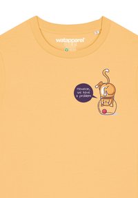 Gelbes Baumwoll-T-Shirt mit einer Illustration einer Katze in einem Glas und einer Sprechblase, die sagt: "Houston, wir haben ein Problem."