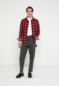 Barbour BOWLAND TROUSER - Παντελόνι - black