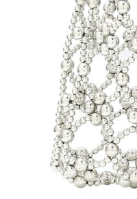 Metallisk silver dekorativ tillbehör tillverkat av sammanlänkade pärlor i olika storlekar, med en slät, reflekterande yta och intrikata mönster.