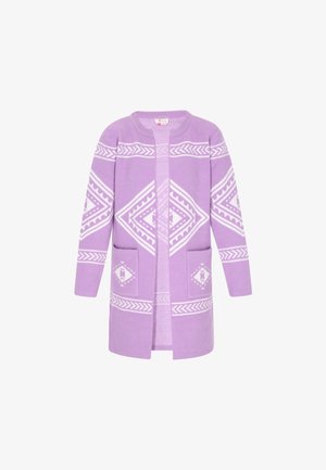 Pikk lavendlitekk kardigan, millel on valged geomeetrilised mustrid, avatud eesmine osa, ümar kaelus ja kaks eesmist taskut. Pehme kudumitekstuur.