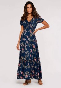 Mörkblå blommig maxiklänning med korta puffärmar, V-ringning, figurnära bodice och flerlagad kjol med rosa och gröna bladmönster.