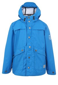 Giacca impermeabile con cappuccio di un brillante blu, dotata di bottoni a pressione, due tasche frontali con aletta e polsini regolabili. Testo bianco sulla parte superiore della manica.