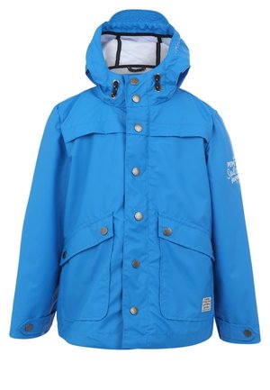 Lysblå hættejakke i vandtæt materiale med tryknapper, to frontlommer med klap og justerbare manchetter. Hvid tekst på øverste ærme.