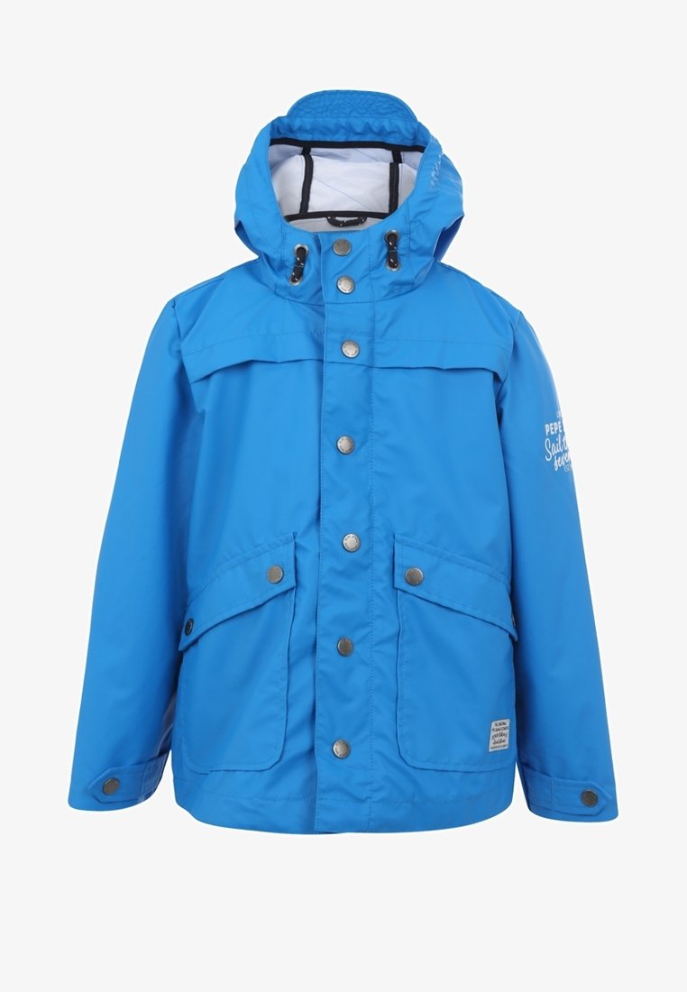 Giacca impermeabile con cappuccio di un brillante blu, dotata di bottoni a pressione, due tasche frontali con aletta e polsini regolabili. Testo bianco sulla parte superiore della manica.