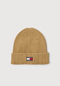 Beanie a coste color beige con risvolto, caratterizzato da una piccola etichetta rettangolare con logo Tommy Jeans nei colori rosso, bianco e blu.