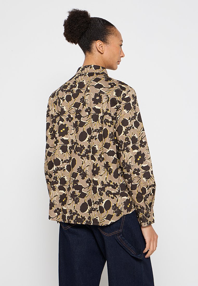 Blumenmusterhemd in Beige mit dunkelbrown und gelben Akzenten, mit Kragen und langen Ärmeln, aus leichtem Stoff gefertigt.