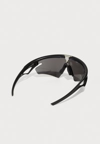 Schwarze Sportsonnenbrille mit dunklen Gläsern, leichtem Rahmen, geschwungenem Design und verstellbaren Nasenpolstern für Komfort und Passform.
