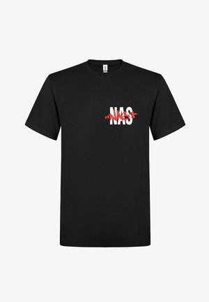 Černé bavlněné tričko s textem "NAS" v bílém s červeným přeškrtnutím v oblasti levého hrudníku. Standardní design s kulatým výstřihem.