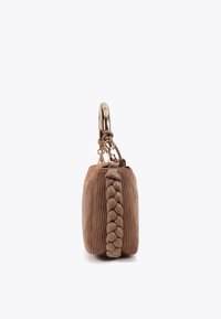 Borsa a tracolla in corduroy marrone con dettaglio laterale intrecciato e manico oro, esposta da un angolo laterale su uno sfondo chiaro.