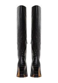 Botas negras hasta la rodilla con textura de cocodrilo, que presentan un diseño elegante, cremalleras laterales y un tacón cuadrado para mayor estabilidad.