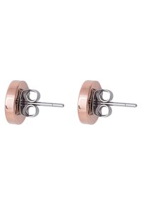 Pendientes de botón en oro rosa con un diseño circular, que presenta una superficie metálica lisa y un pasador de plata para un ajuste seguro.