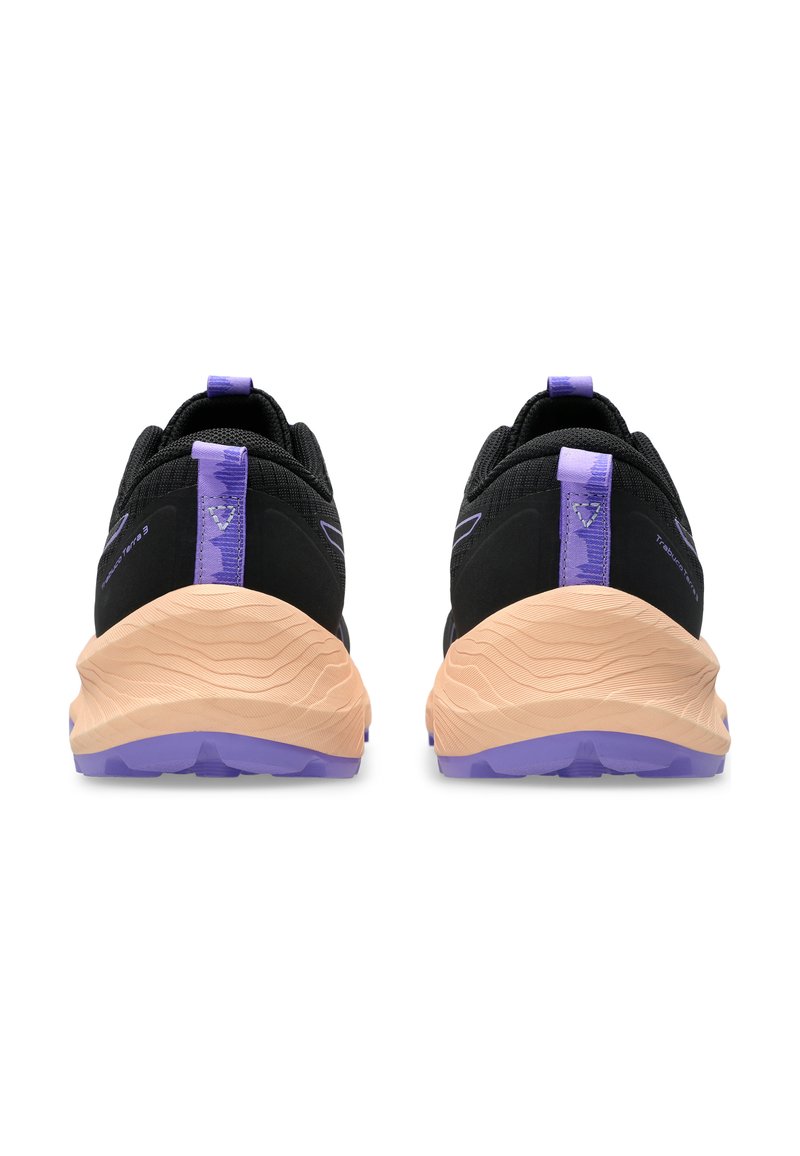 Chaussures de sport noires avec une tige texturée, dotées d'une languette arrière violette et d'une semelle en caoutchouc superposée beige et violette.