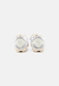 Αθλητικά παπούτσια ανοιχτού γκρίζου χρώματος με κρεμ λεπτομέρειες, λεία υφή και υφή στη σόλα. Διαθέτουν λογότυπο στο πλάι και μοναδικό σχέδιο στην πλάτη.