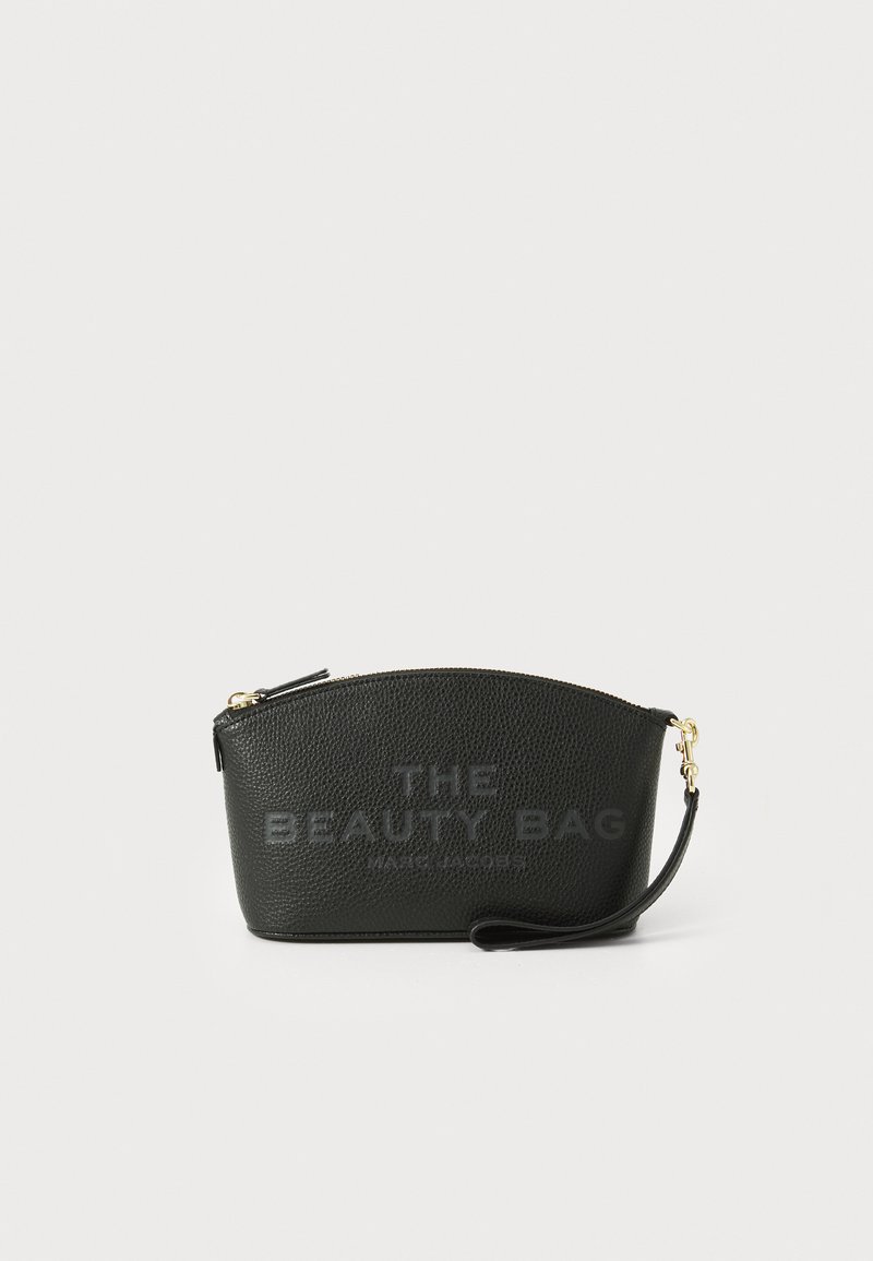 Bolso de belleza de cuero negro con una superficie texturizada, forma curvada, cierre de cremallera en la parte superior y herrajes en tono dorado. Presenta letras embozadas en la parte frontal.