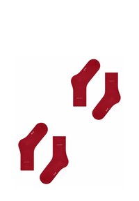 Czerwone bawełniane skarpetki w dwóch stylach: jednej do kostki i jednej dłuższej, obie z małym białym napisem logo.