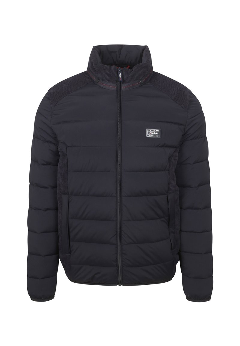 Zwarte pufferjack met een hoge kraag, ritssluiting en gevoerde secties. Heeft contrasterende textuurpanelen op de schouders en zijzakken.