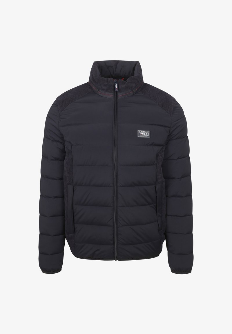 Zwarte pufferjack met een hoge kraag, ritssluiting en gevoerde secties. Heeft contrasterende textuurpanelen op de schouders en zijzakken.