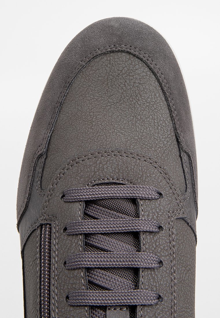 Baskets en suède gris avec une finition texturée, dotées d'un bout arrondi, d'un laçage avant prononcé et de détails de couture subtils.